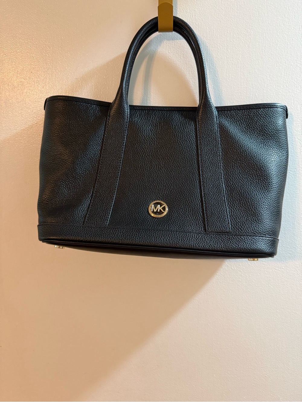 Michael Kors Luisa Medium Black Leather Shoulder Bag with Gold Logo - Picture 6 of 14